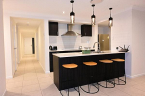 Spacious 4 Bedroom Retreat fully air conditioned in Loganholme